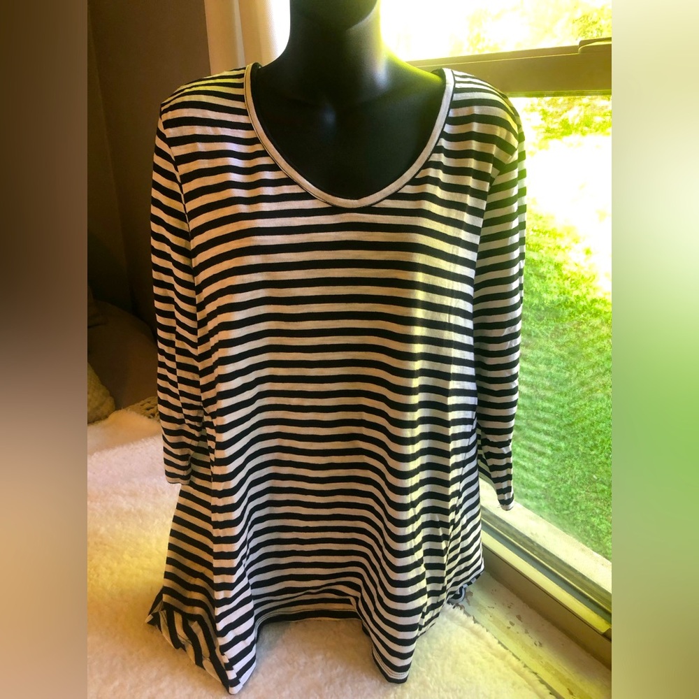 Chico’s Size 3 Black and White Striped top with 3/4 length sleeves - size XL